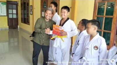 Ustdz Dadang saat berfoto bersama santri yang berprestasi Taekwondo (Ib/F-Wan)