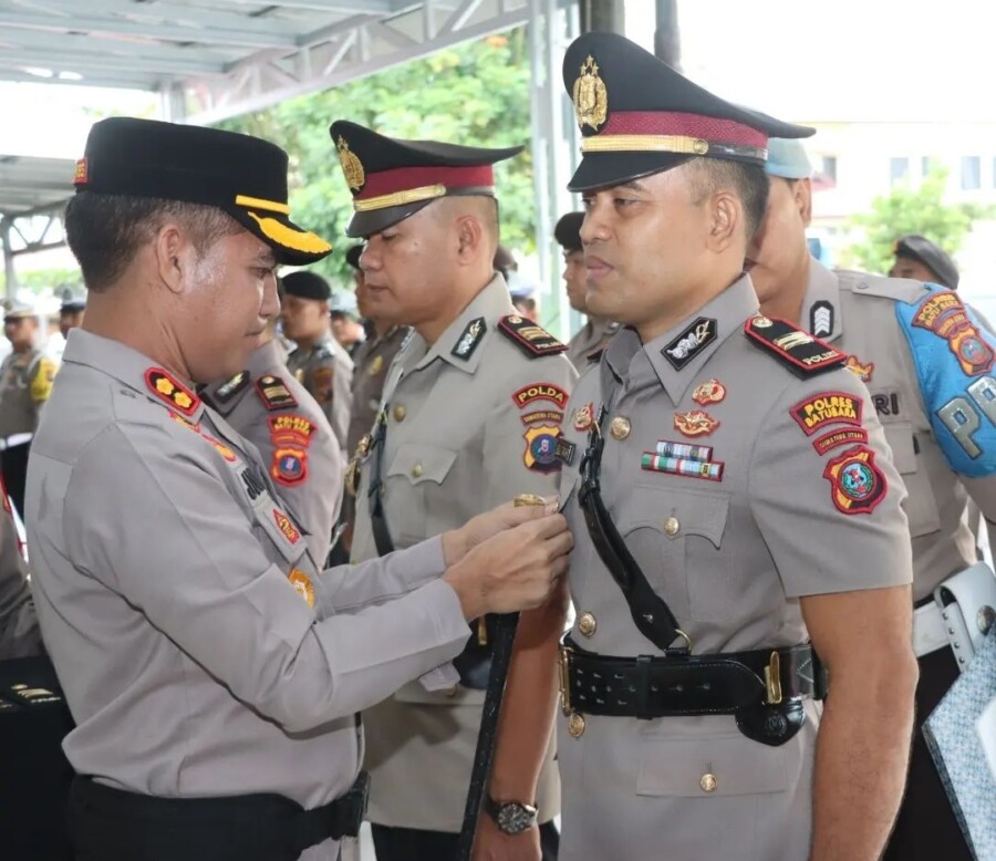 Kapolres sematkan tanda jabatan Iptu Abdi Tansar Kapolsek Medang Deras 