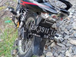 Pengendara Sepedah Motor Kurang Waspada Akhirnya Tertabrak Kereta Api