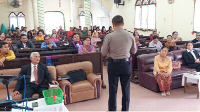 Kapolsek Lima Puluh AKP Tukkar L Simamora Awal mengikuti Natal di Gereja HKBP Lima Puluh