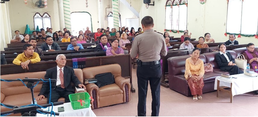 Kapolsek Lima Puluh AKP Tukkar L Simamora Awal mengikuti Natal di Gereja HKBP Lima Puluh