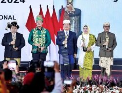 Terima Penghargaan Anugerah PWI 2024, Bupati Simalungun: “Saya Berharap, Ini dapat memicu Pemerintahan kami lebih maju.