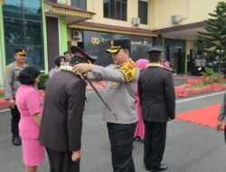 Kapolres AKBP Taufiq Hidayat Thayeb Lepas dua Personil Purna Bakti