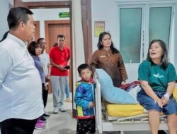 Sambangi RSUD Tuan Rondahaim, Bupati Simalungun Jenguk Pasien.