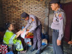 Kapolsek Lima Puluh Berbagi Kepada Warga Kurang Mampu