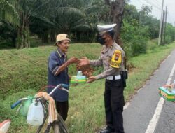 Satlantas Kembali Berbagi Kepada Penguna Jalan