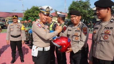 Kasatlantas AKP HW Siahaan bagikan helm kepada personil apel sebanyak 30 buah