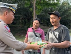 Ramadhan Berkah, Sambil Patroli Sat Lantas Polres Batubara Berikan Nasi Kotak Kepada Warga Dipinggiran Jalinsum Lima Puluh – Indrapura