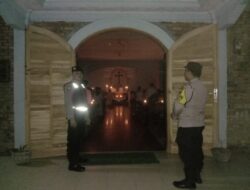 Polsek Lima Puluh Pengamanan Ibadah Di Gereja Katolik Paroki Magdalena kelurahan Lima Puluh.