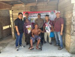 Gelar Jum’at Berkah, Kasat Narkoba Polres Batu Bara Serahkan Bantuan 2 Kursi Roda Warga Jompo Sedang Sakit
