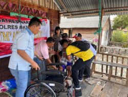Satresnarkoba Serahkan 2 Kursi Roda Kepada Warga Desa Bandar Rahmat