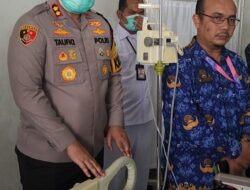 Kapolres Batubara Menjenguk Pak Hermansyah Korban Kebakaran