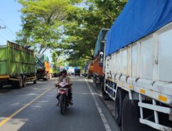 Truk Parkir Didua Bahu Jalan Kanan & Kiri