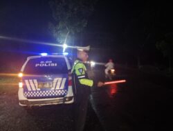 Personil Sat Lantas melaksanakan Patroli Blue Light.
