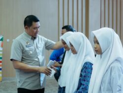 Pj. Bupati Salurkan Beasiswa Kepada Mahasiswa Kurang Mampu
