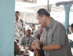 Sambangi Warung Kopi, Paslon Bahar – Safrizal Canda Gurau Dengan Masyarakat