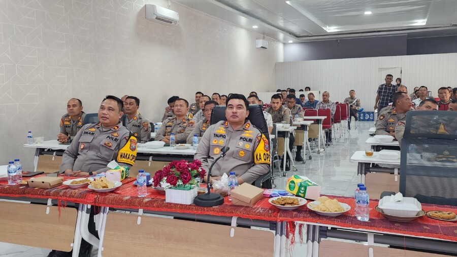 Kapolres Batubara AKBP Taufiq Hidayat Thayeb didampingi Wakapolres Kompol Imam Alriyuddin saksikan pelantikan Presiden dan Wakil Presiden RI, Minggu (20/10/2024)