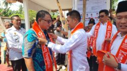 Ketua Bawaslu Batubara Amin Lubis , Sambut Ketua Bawaslu Sumut Dalam Acara Luncurkan Kampung Pengawasan BATUBARA I Dalam rangka meningkatkan partisipasi masyarakat dalam mengawasi pemilihan kepala daerah (Pilkada) serentak 2024 Badan Pengawas Pemilu (Bawaslu) Kabupaten Batubara luncurkan kampung pengawas yang digelar di Desa Pulau Sejuk Kecamatan Datok Lima Puluh, Rabu (30/10/2024) Kepala Desa Pulau Sejuk Siswanto mengucapakan terimaksih kepada Bawaslu Kabupaten Batubara yang sudah menetapkan Desa Pulau Sejuk menjadi Kampung Pengawasan partisipatif, "Dengan harapkan kami dengan didirikan Kampung Pengawasan kami masyarakat dapat kami ketahui pelaksanaan pesta demokrasi pada tahun 2024 ini" Dalam kesempatan ini Ketua Bawaslu Kabupaten Batubara M. Amin lubis mengatakan, dengan berdirinya kampung pengawasan untuk mengajak seluruh elemen masyarakat untuk lebih aktif berpartisipasi dalam pengawasan Pilkada. "Dengan adanya kampung pengawasan, diharapkan warga tidak hanya menjadi pemilih tetapi juga turut andil dalam mengawasi potensi pelanggaran" Amin menjelasakan, berdirinya Kampung Pengawasan di Desa Pulau Sejuk ini merupakan Desa yang sangat rendah partisipasinya dalam memilih, "Dan kami melihat di Kecamatan Datuk Lima Puluh dapat melahirkan tiga paslon sehingga tingkat kepentinyanya cukup tinggi, maka bawaslu mendirikan Kampung Pengawasan di Desa Pulau Sejuk " Sebelumnya Ketua Bawaslu Provinsi Sumatera Utara M. Aswin Diapari Lubis, SH, meluncurkan berdirinya kampung pengawasan partısipatif yang menjadi salah satu bagian inovasi Bawaslu dalam mer- media edukasi sekaligus sebagai espons tantangan pengawasan sarana bagi Bawaslu untuk mem- Pilkada, "Berdirinya kampung pengawasan partisipatif ingin mengajak masyarakat dalam pengawasan" Terkait berdirinya kampung pengawasan ditingkat Sumatera Utara yang ke 13, di Kabupaten Batubara. Desa pulau sejuk ini dinilai tingkat kerawanannya cukup tinggi, dan setiap Kabupaten berdiri saty kampung pengawasanya, Ketua Bawaslu Provinsi Sumatera Utara M. Aswin Diapari Lubis, SH. Anggota Bawaslu Provinsi Sumatera Utara Bapak Suhadi Sukendar Situmorang, SH., MH. Anggota Bawaslu Provinsi Sumatera Utara Bapak Johan Alamsyah, SH., MH. Anggota Bawaslu Provinsi Sumatera Utara Bapak Joko Arief Budiono, SH. Pj Bupati Kabupaten Batu Bara Bapak H. Heri Wahyudi Marpaung, S.STP, M.A.P. Kapolres Kabupaten Batu Bara AKBP Taufiq Hidayat Tayeb, S.H. S.I.K. Kajari Kabupaten Batu Bara Bapak Diky Oktavia, S.H., M.H. Dandim 0208 Asahan Let. Kol Inf Muhammad Basarewan, S.Hub. Ketua DPRD Kabupaten Batu Batu Bara Bapak M. Syafi'i, S.H. Ketua Bawaslu Kab Batu Bara Bapak M. Amin Lubis. Anggota Bawaslu Kab. Batu Bara Koordinator Divisi Hukum, Pencegahan, Partisipatif Masyarakat, dan Hubungan Masyarakat (HP2H) Bawaslu Batu Bara, Bapak Muksin Kald Pantauan inibatubara.com, diakhir acara seluruh Bawaslu membacakan deklarasi pilkada damai, serta berikan bantuan kepada anak yatim, Ketua Bawaslu Amin Lubis Sambut Ketua Bawaslu Sumut Dalam Acara Luncurkan kampung pengawas partisipasi, Rabu (30/10/2024)