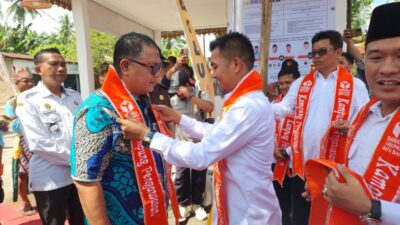 Ketua Bawaslu Batubara Amin Lubis , Sambut Ketua Bawaslu Sumut Dalam Acara Luncurkan Kampung Pengawasan BATUBARA I Dalam rangka meningkatkan partisipasi masyarakat dalam mengawasi pemilihan kepala daerah (Pilkada) serentak 2024 Badan Pengawas Pemilu (Bawaslu) Kabupaten Batubara luncurkan kampung pengawas yang digelar di Desa Pulau Sejuk Kecamatan Datok Lima Puluh, Rabu (30/10/2024) Kepala Desa Pulau Sejuk Siswanto mengucapakan terimaksih kepada Bawaslu Kabupaten Batubara yang sudah menetapkan Desa Pulau Sejuk menjadi Kampung Pengawasan partisipatif, "Dengan harapkan kami dengan didirikan Kampung Pengawasan kami masyarakat dapat kami ketahui pelaksanaan pesta demokrasi pada tahun 2024 ini" Dalam kesempatan ini Ketua Bawaslu Kabupaten Batubara M. Amin lubis mengatakan, dengan berdirinya kampung pengawasan untuk mengajak seluruh elemen masyarakat untuk lebih aktif berpartisipasi dalam pengawasan Pilkada. "Dengan adanya kampung pengawasan, diharapkan warga tidak hanya menjadi pemilih tetapi juga turut andil dalam mengawasi potensi pelanggaran" Amin menjelasakan, berdirinya Kampung Pengawasan di Desa Pulau Sejuk ini merupakan Desa yang sangat rendah partisipasinya dalam memilih, "Dan kami melihat di Kecamatan Datuk Lima Puluh dapat melahirkan tiga paslon sehingga tingkat kepentinyanya cukup tinggi, maka bawaslu mendirikan Kampung Pengawasan di Desa Pulau Sejuk " Sebelumnya Ketua Bawaslu Provinsi Sumatera Utara M. Aswin Diapari Lubis, SH, meluncurkan berdirinya kampung pengawasan partısipatif yang menjadi salah satu bagian inovasi Bawaslu dalam mer- media edukasi sekaligus sebagai espons tantangan pengawasan sarana bagi Bawaslu untuk mem- Pilkada, "Berdirinya kampung pengawasan partisipatif ingin mengajak masyarakat dalam pengawasan" Terkait berdirinya kampung pengawasan ditingkat Sumatera Utara yang ke 13, di Kabupaten Batubara. Desa pulau sejuk ini dinilai tingkat kerawanannya cukup tinggi, dan setiap Kabupaten berdiri saty kampung pengawasanya, Ketua Bawaslu Provinsi Sumatera Utara M. Aswin Diapari Lubis, SH. Anggota Bawaslu Provinsi Sumatera Utara Bapak Suhadi Sukendar Situmorang, SH., MH. Anggota Bawaslu Provinsi Sumatera Utara Bapak Johan Alamsyah, SH., MH. Anggota Bawaslu Provinsi Sumatera Utara Bapak Joko Arief Budiono, SH. Pj Bupati Kabupaten Batu Bara Bapak H. Heri Wahyudi Marpaung, S.STP, M.A.P. Kapolres Kabupaten Batu Bara AKBP Taufiq Hidayat Tayeb, S.H. S.I.K. Kajari Kabupaten Batu Bara Bapak Diky Oktavia, S.H., M.H. Dandim 0208 Asahan Let. Kol Inf Muhammad Basarewan, S.Hub. Ketua DPRD Kabupaten Batu Batu Bara Bapak M. Syafi'i, S.H. Ketua Bawaslu Kab Batu Bara Bapak M. Amin Lubis. Anggota Bawaslu Kab. Batu Bara Koordinator Divisi Hukum, Pencegahan, Partisipatif Masyarakat, dan Hubungan Masyarakat (HP2H) Bawaslu Batu Bara, Bapak Muksin Kald Pantauan inibatubara.com, diakhir acara seluruh Bawaslu membacakan deklarasi pilkada damai, serta berikan bantuan kepada anak yatim, Ketua Bawaslu Amin Lubis Sambut Ketua Bawaslu Sumut Dalam Acara Luncurkan kampung pengawas partisipasi, Rabu (30/10/2024)