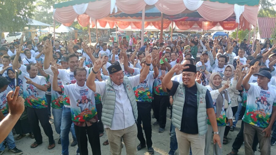 Bahar Bersama Puluhan Masyarakat tunjuk dua jari simbol pemenangan Bupati Batubara, Senin (21/10/2024)