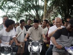 Pakai Sepeda Motor Warga, Bharuddin – Syafrizal Tinjau Aliran Sungai Dalu – dalu