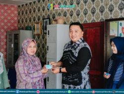 Kadis Capil Menyerahan KTP-el, Bagi Pemili Permula