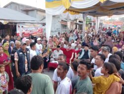 BAHAGIA Dikerumuni Warga Saat Berkunjung Ke Tanjung Tiram,