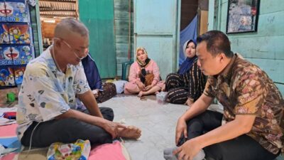 Kepedulian Kaban BKAD Batubara, Jenguk Wartawan Sedang Sakit.