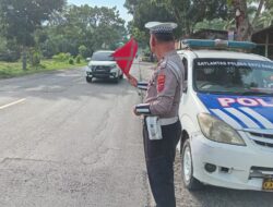 Kasat Lantas, Patroli Kibas Bendara Mengingkatkan Penguna Jalan Titik Rawan