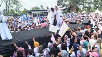 Massa Paslon 02 Histeris Sambut Artis Aldi KDI dan Intan KDI 