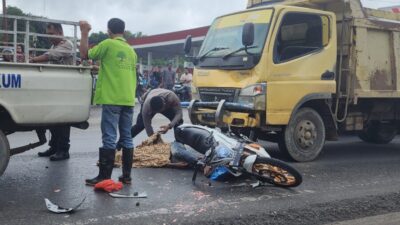 Personil Satlantas Polres Batubara sedang mengevaluasi korban lakalantas