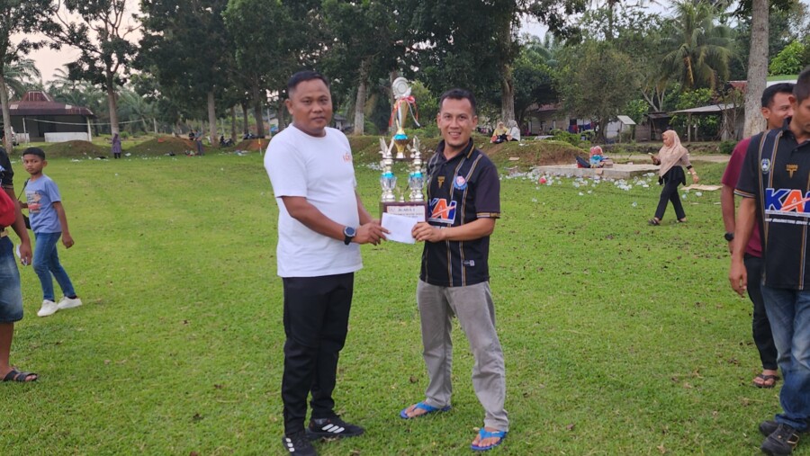 Humas Persedes Serahkan Piala Juara 1 