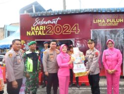 Cek Kesiapan Pos Pam & Posyan, Kapolres Bersama Ketua Bhayangkari Berikan Bingkisan 