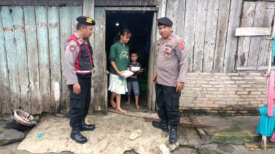 Jumat Berkah, Kasat Samapta Berbagi Nasi Kotak Siap Saji