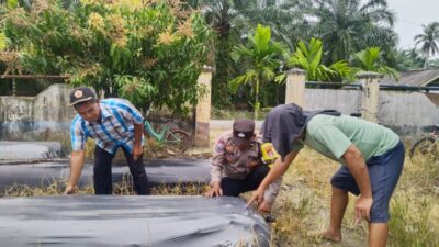 Dukung Ketahanan Pangan, Polsek Labuhan Ruku Ajak Warga Menanam Cabai Merah