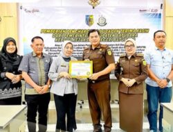 Bapenda Berikan Penghargaan Serta Ucapakan Terimakasi Kepada Kejari Batubara