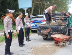 Perduli Penguna Jalan, Sat Lantas Polres Batubara Tutupi jalan BerLubang
