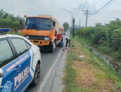 Satlantas Polres Batu Bara Bantu Evakuasi Mobil Truk Rusak di Jalinsum 