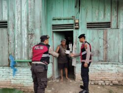 Sat Samapta Kembali Berbagi Jumat Barokah, Bagikan Makanan ke Warga