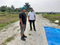 Pastikan Perkembangan Jagung, Bhabinkamtibmas & Asisten 02 Cek Lokasi 