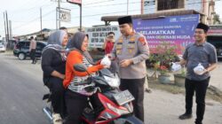 Berbagi Takjil, Kapolres Sampaikan Selamat Berbuka Puasa