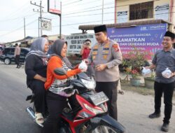 Berbagi Takjil, Kapolres Sampaikan Selamat Berbuka Puasa