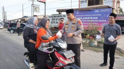 Berbagi Takjil, Kapolres Sampaikan Selamat Berbuka Puasa