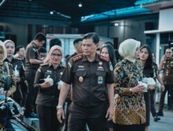 Kajari & Ibu Ikatan Adhyaksa dhamakarini Berbagi Takjil Untuk Berbuka Puasa