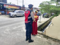 KBO Samapta Bantu Warga Sedang Kesulitan