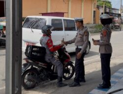 Bentuk Kepedulian. Satlantas Berikan Nasi Bungkus Kepada Penguna Jalan Taat Berlalu Lintas