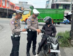 Jum’at Berkah, Penguna Jalan Taat Berlalui Lintas, Satlantas Berikan Nasi Kotak