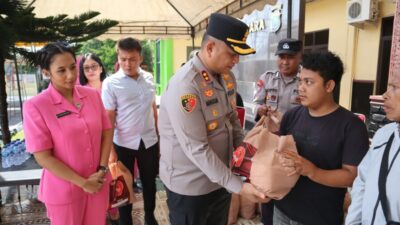 Kapolres bersama Ketua Bhayangkari berikan bantuan kepada warga rangkaian hut Bhayangkara ke-79, Sabtu (28/6/2025)