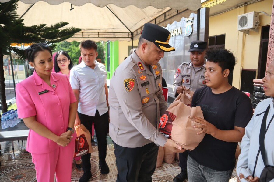 Kapolres bersama Ketua Bhayangkari berikan bantuan kepada warga rangkaian hut Bhayangkara ke-79, Sabtu (28/6/2025)