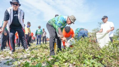 Peringati Hari Lingkungan Hidup Sedunia, Bupati Ikut Bersihkan Sampah di Pantai Belacan